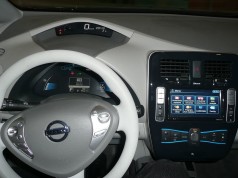 zdroj: https://commons.wikimedia.org/wiki/Category:Nissan_Leaf_interior#/media/File:Nissan_Leaf_Dashboard.JPG