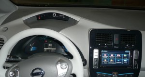 zdroj: https://commons.wikimedia.org/wiki/Category:Nissan_Leaf_interior#/media/File:Nissan_Leaf_Dashboard.JPG