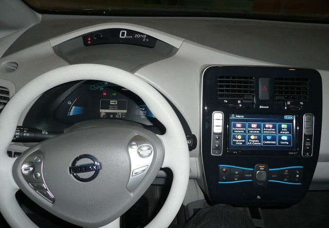 zdroj: https://commons.wikimedia.org/wiki/Category:Nissan_Leaf_interior#/media/File:Nissan_Leaf_Dashboard.JPG