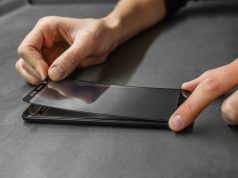 Aplikace ochranného skla na mobilní telefon
